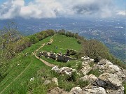 66 In discesa sul sent. 571 con nuvoloni in cielo